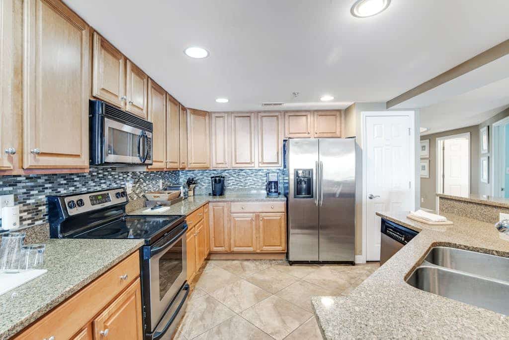 Sunny beachfront condo with pool access, large balcony & washer/dryer