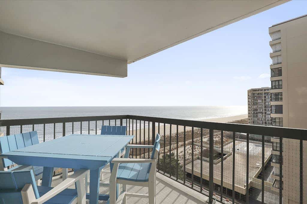 Ocean-view condo with balcony, AC, washer/dryer, pools, saunas & gym