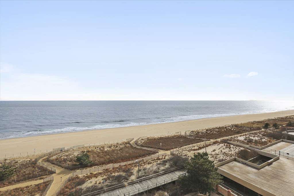 Ocean-view condo with balcony, AC, washer/dryer, pools, saunas & gym