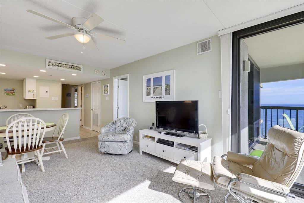 Sunny beach condo with balcony, game room, pools, sauna & gym