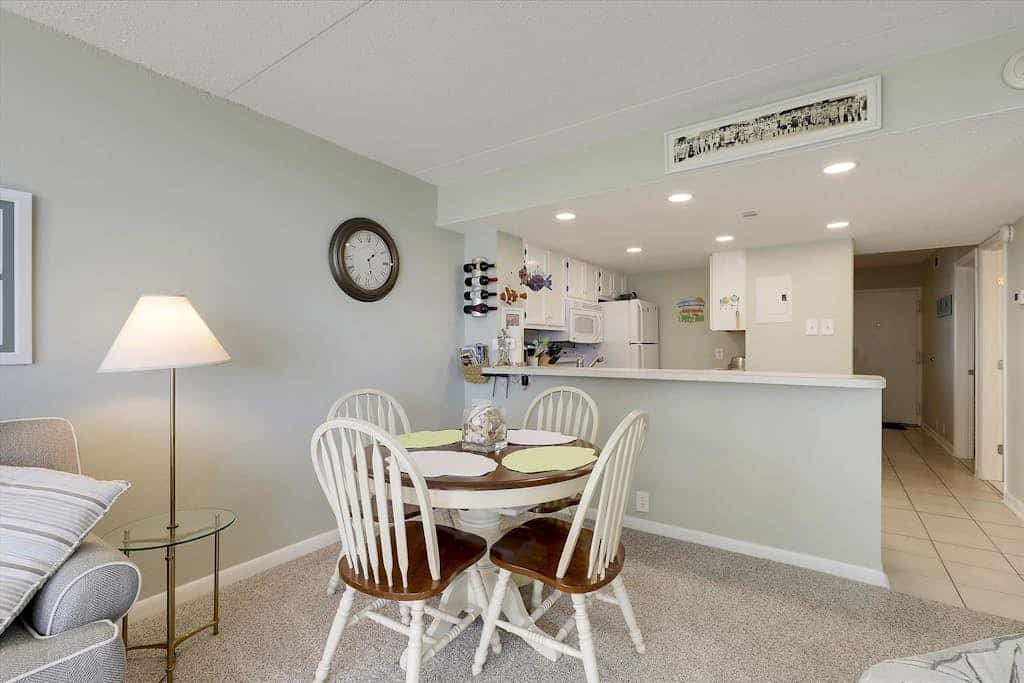 Sunny beach condo with balcony, game room, pools, sauna & gym