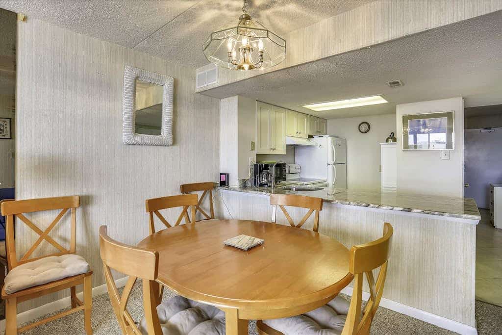 Perfect beach condo with balcony, AC, washer/dryer, pools & sauna