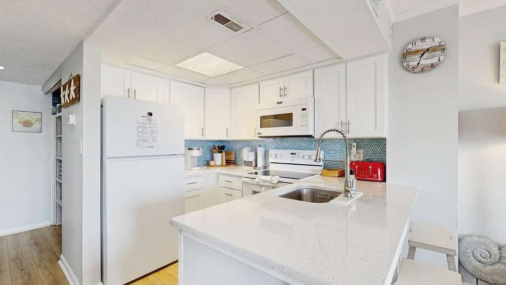 Dog-friendly stay near the ocean with private balcony, washer/dryer, & AC