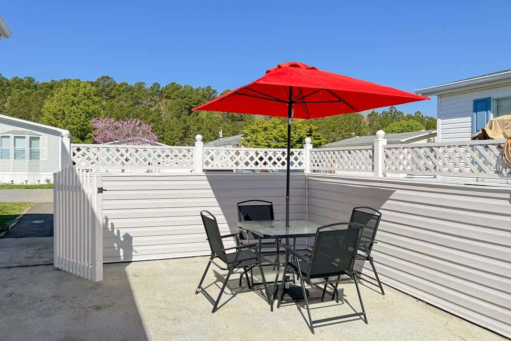 Comfortable home with tennis court, jetted tub, pool, W/D, patio, & full kitchen