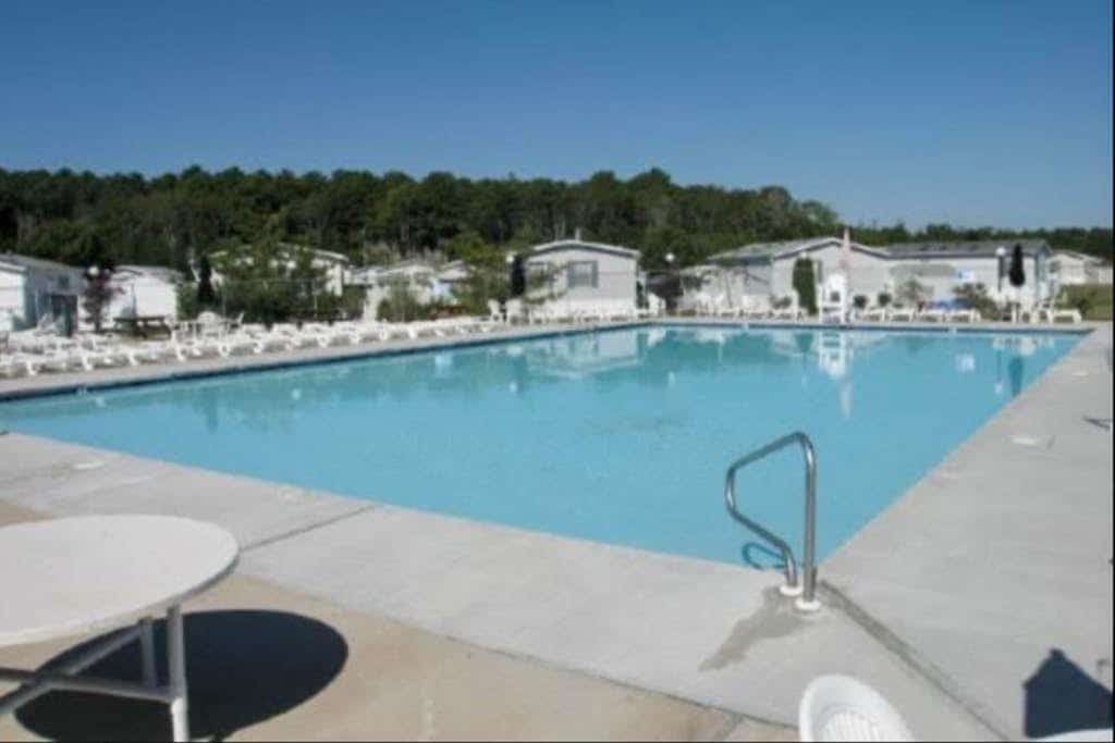 Comfortable home with tennis court, jetted tub, pool, W/D, patio, & full kitchen