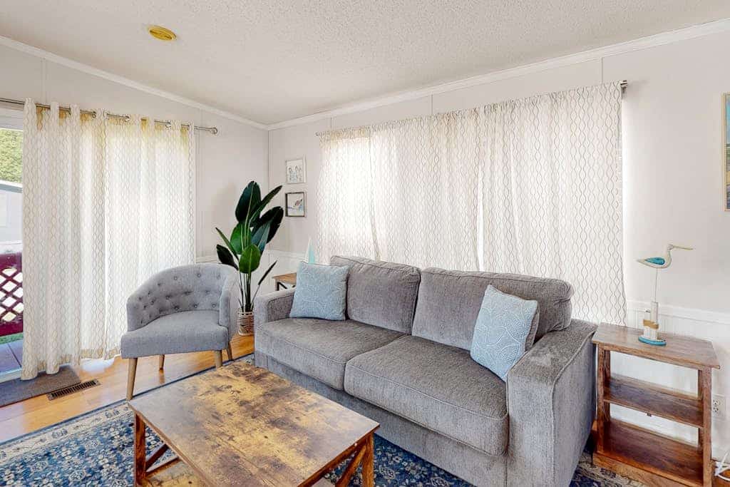 Comfortable home with tennis court, jetted tub, pool, W/D, patio, & full kitchen