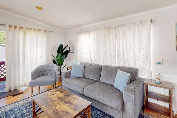 Comfortable home with tennis court, jetted tub, pool, W/D, patio, & full kitchen
