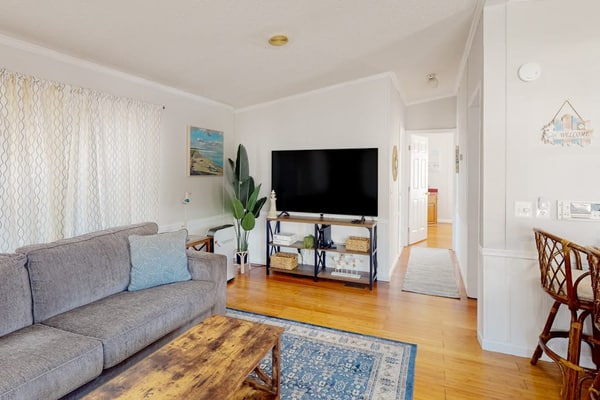 Comfortable home with tennis court, jetted tub, pool, W/D, patio, & full kitchen