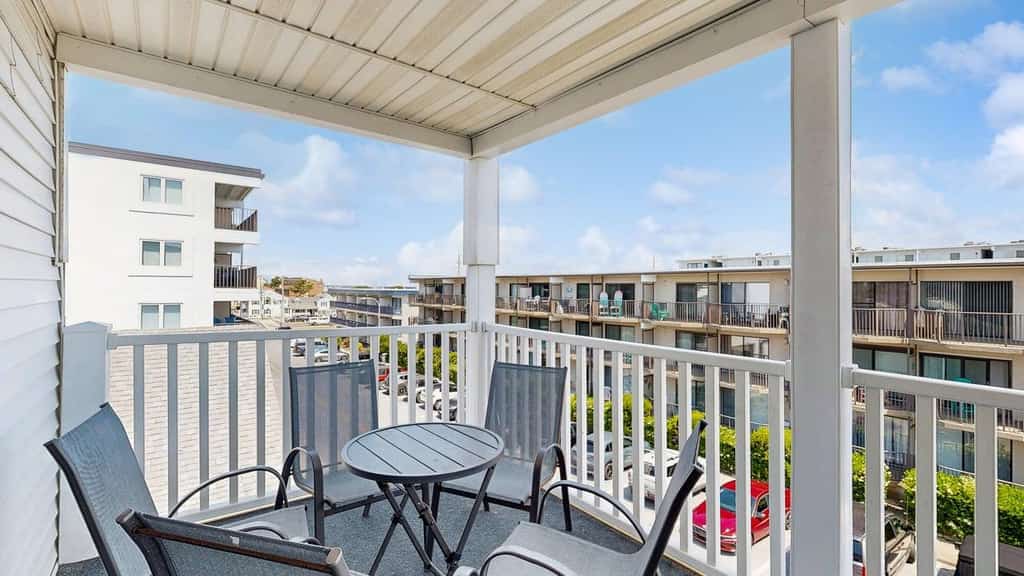 Spacious ocean view condo with large balcony & washer/dryer - easy beach access