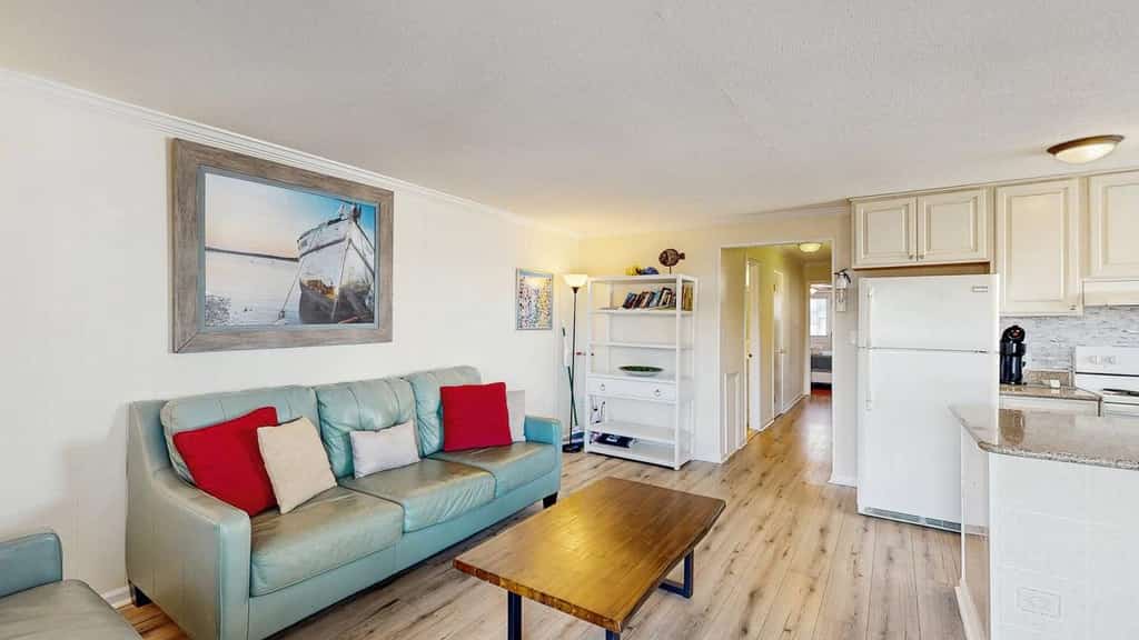 Spacious ocean view condo with large balcony & washer/dryer - easy beach access