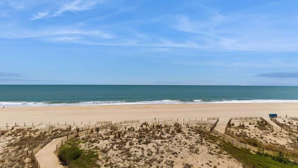 Sublime ocean view condo with hot tub, balcony, washer/dryer, & kitchen