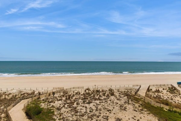 Sublime ocean view condo with hot tub, balcony, washer/dryer, & kitchen