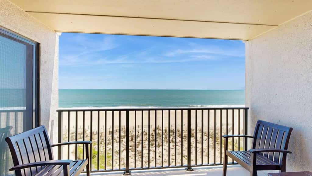 Sublime ocean view condo with hot tub, balcony, washer/dryer, & kitchen