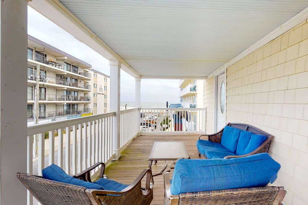 Charming apartment with water-view, patio, & full kitchen