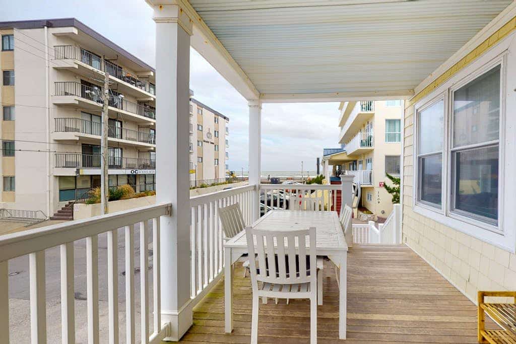 Charming apartment with water-view, patio, & full kitchen