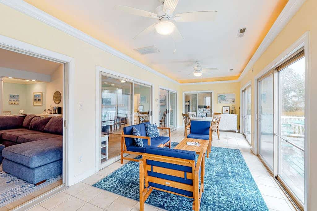 Canal-front dog-friendly home, shared pools, sports courts, views