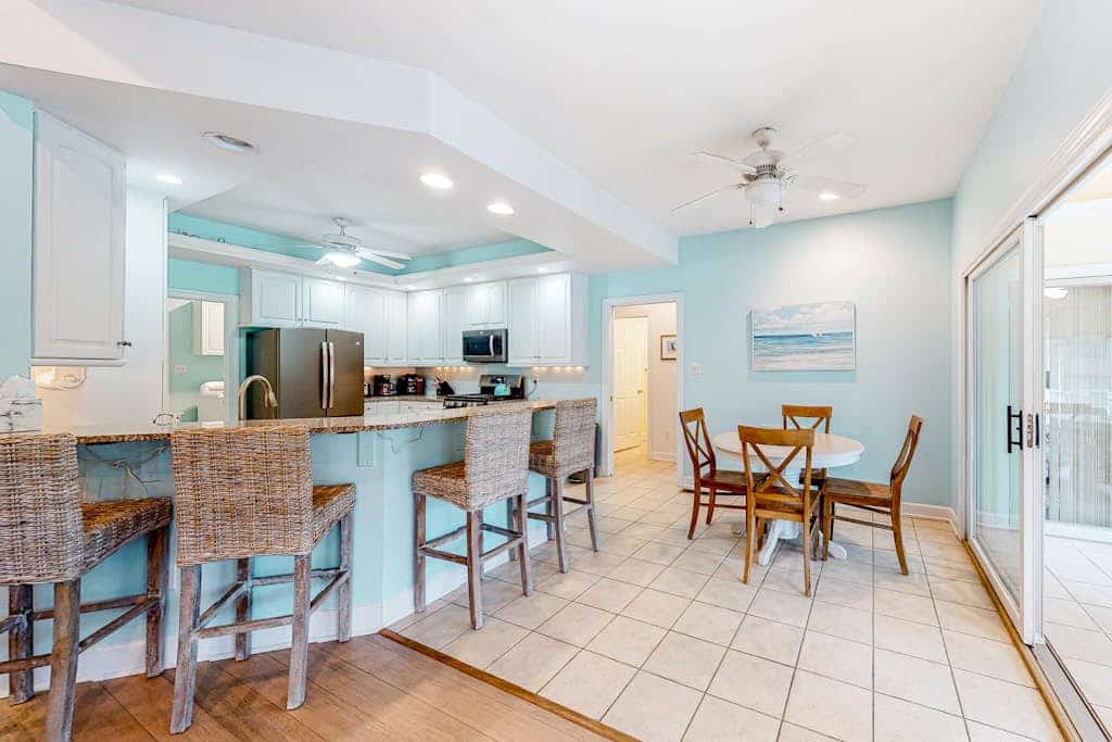 Canal-front dog-friendly home, shared pools, sports courts, views