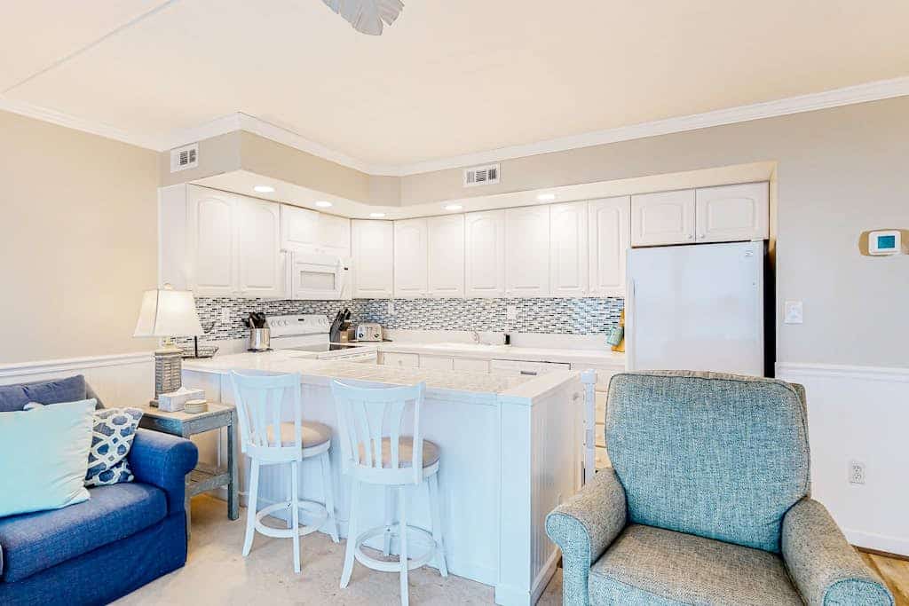 Oceanfront, 2nd-floor condo with gorgeous view, balcony, pool & great location
