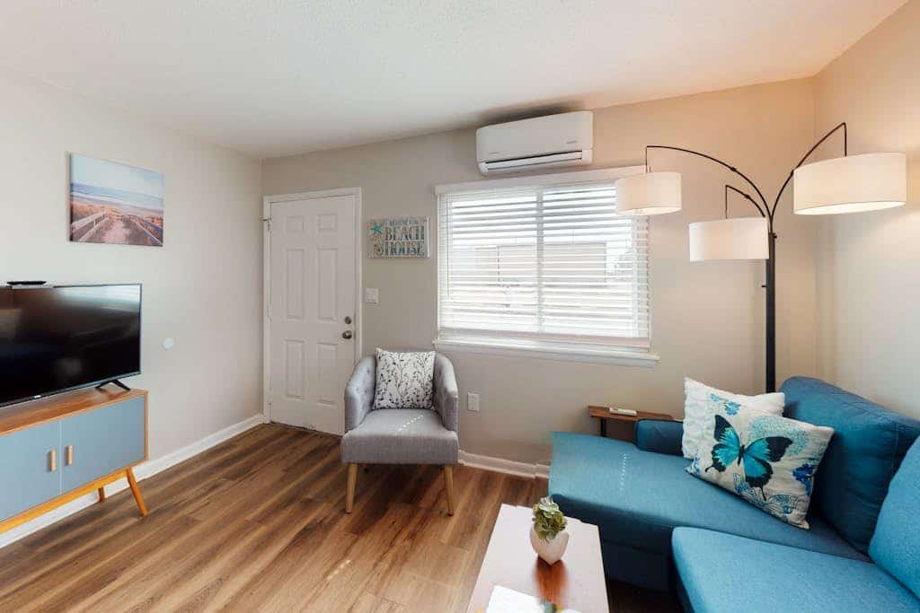 Sunny condo 2 blocks from beach with fast WiFi & W/D - dog-friendly