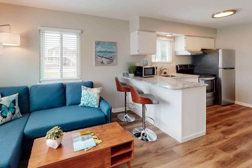 Sunny condo 2 blocks from beach with fast WiFi & W/D - dog-friendly