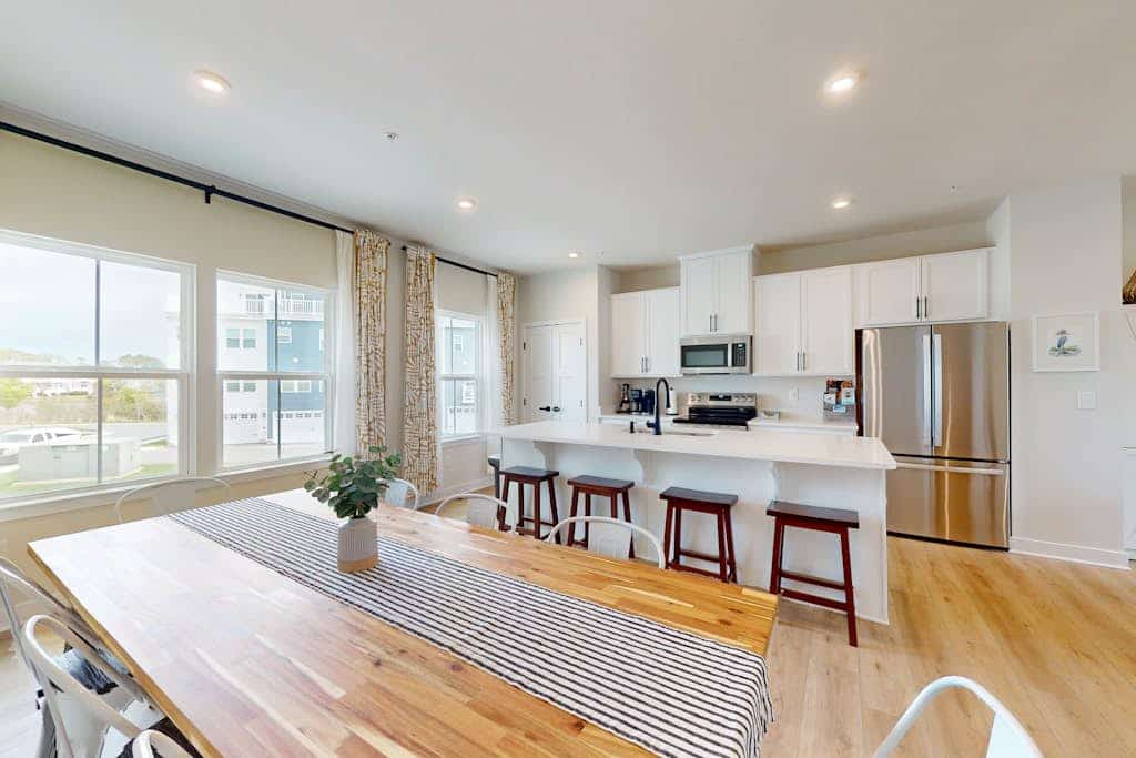 Luxury townhome w/pool & clubhouse access, community dock, kitchen & free WiFi