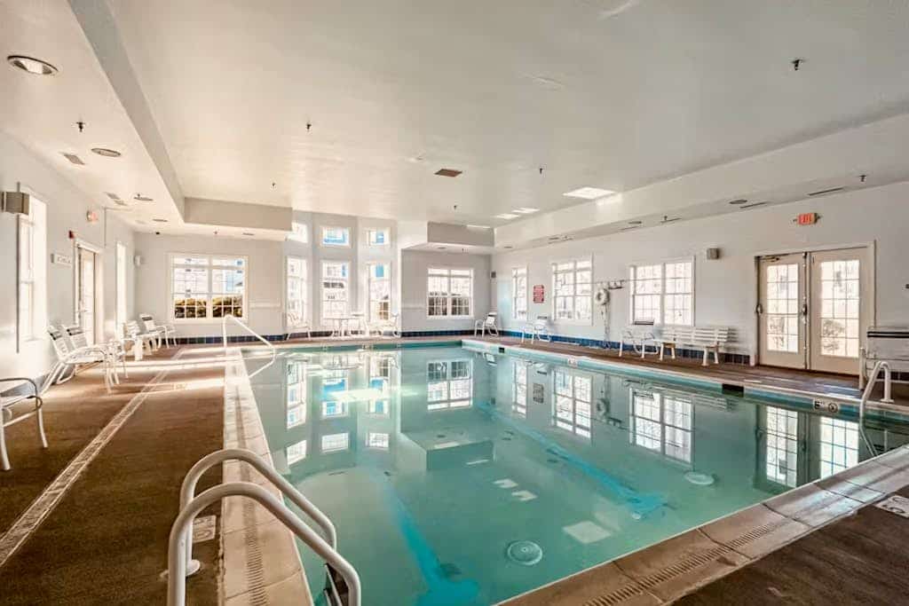 Luxury townhome w/pool & clubhouse access, community dock, kitchen & free WiFi