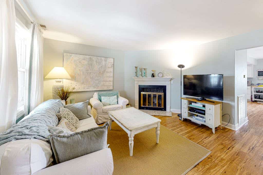 2-story end-unit townhome near beach with deck, AC, outdoor pool & fast WiFi