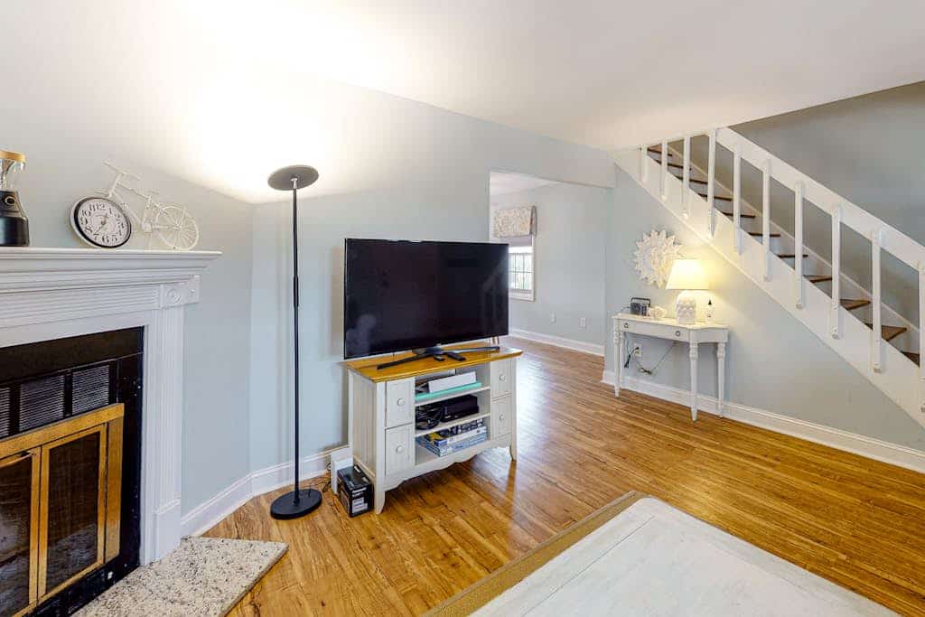 2-story end-unit townhome near beach with deck, AC, outdoor pool & fast WiFi