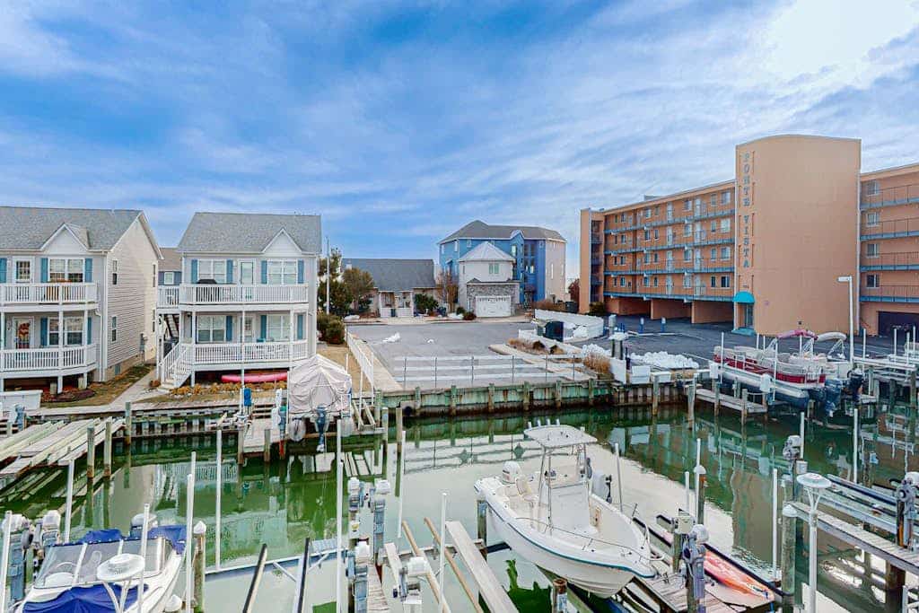 Charming waterfront retreat w/Balcony, shared pool, AC, WiFi & full kitchen