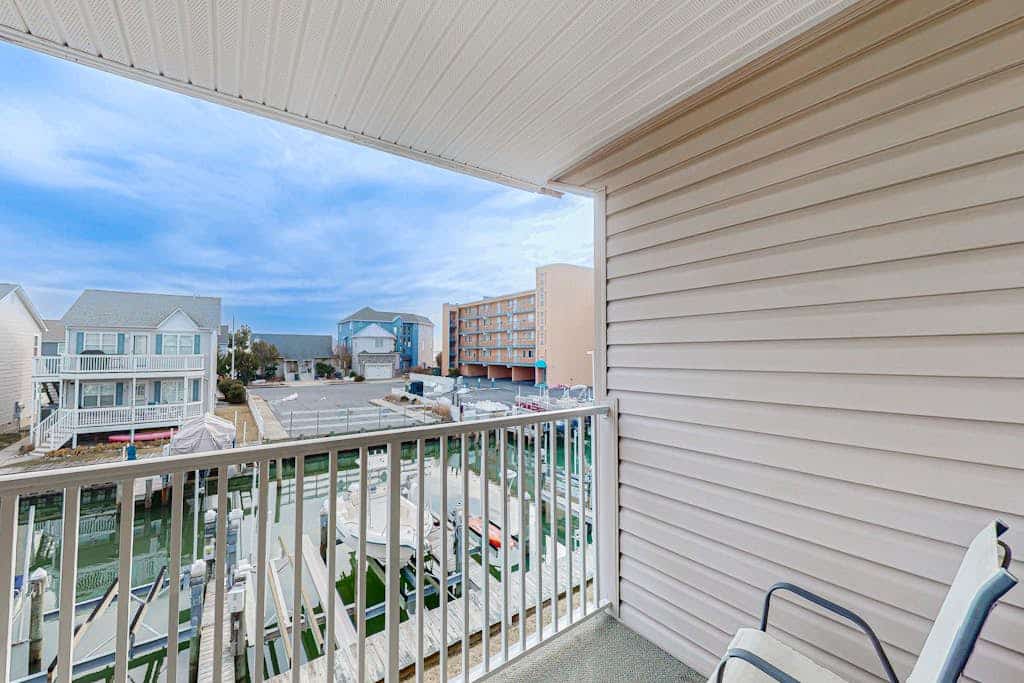 Charming waterfront retreat w/Balcony, shared pool, AC, WiFi & full kitchen