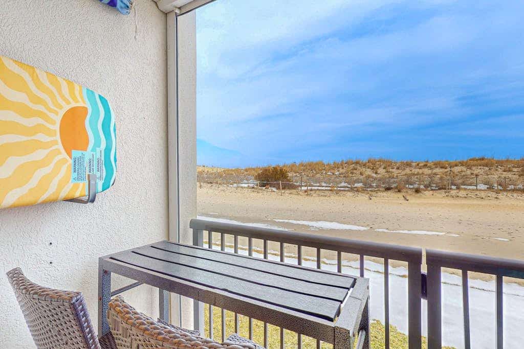 Charming 1st floor - beach front condo, w/balcony, full kitchen, AC, & WD