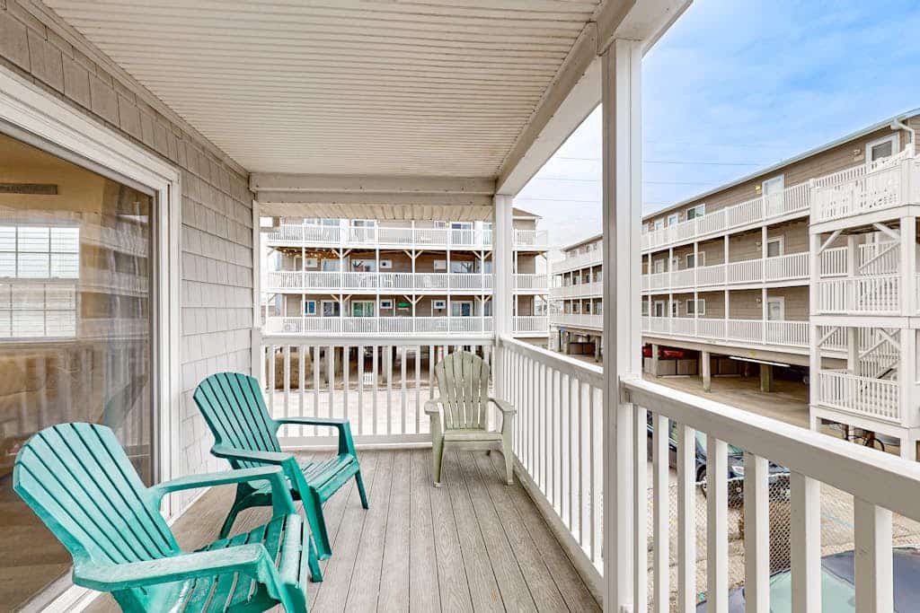 Pristine beach condo w/balcony, full kitchen, A/C & Wifi, steps to the beach