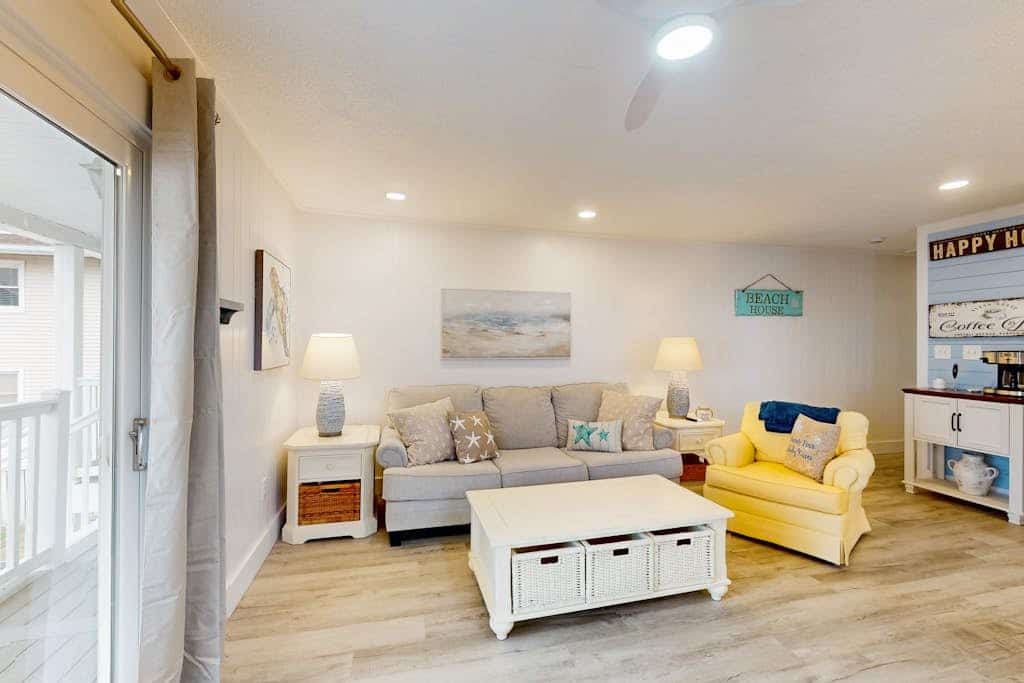 Pristine beach condo w/balcony, full kitchen, A/C & Wifi, steps to the beach