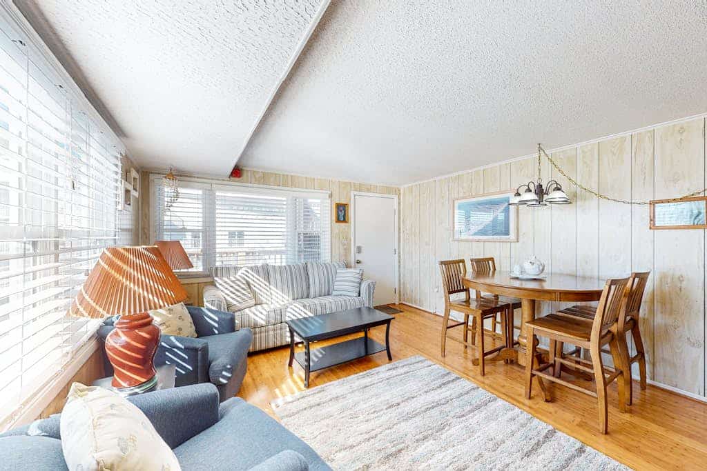 Oceanside condo near the beach with central AC, balcony, & high-speed WiFi