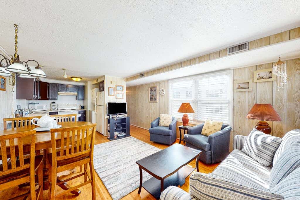 Oceanside condo near the beach with central AC, balcony, & high-speed WiFi