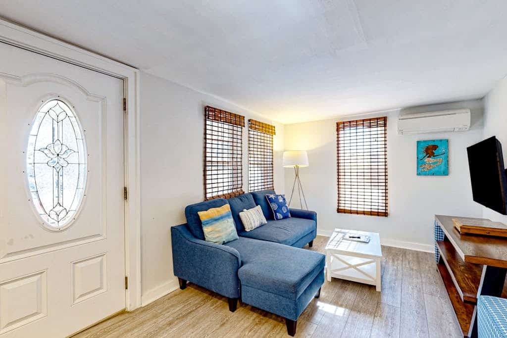 Charming apartment with water-view, patio, & full kitchen