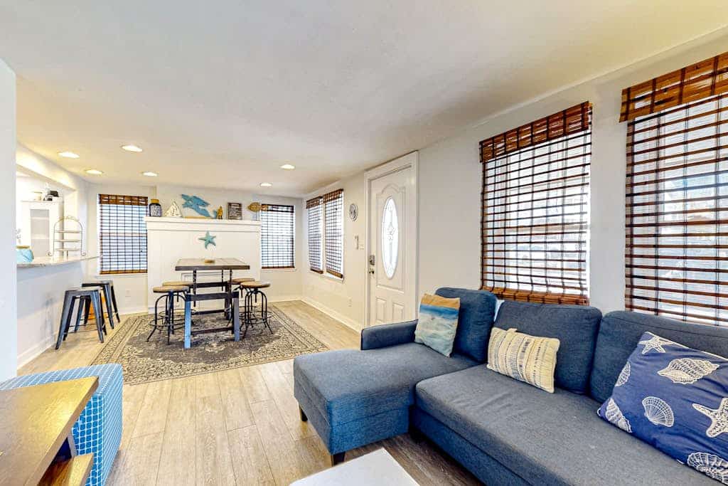 Charming apartment with water-view, patio, & full kitchen