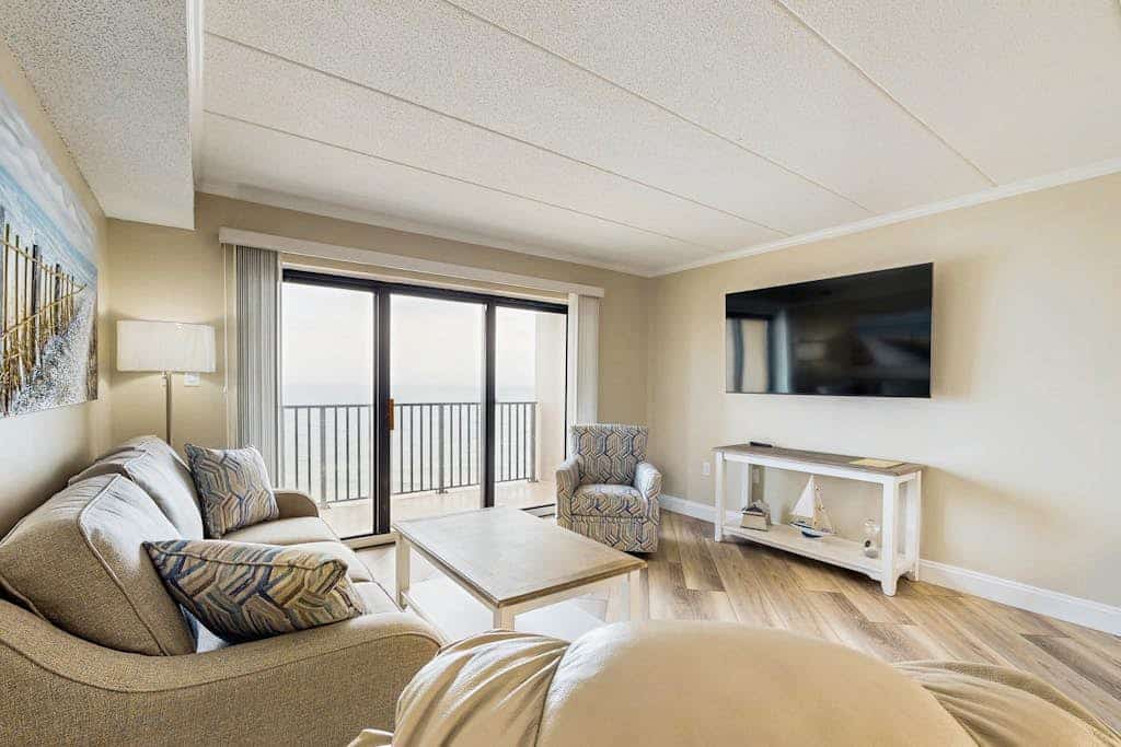 Oceanfront, 12th-floor condo with gorgeous view & fast WiFi