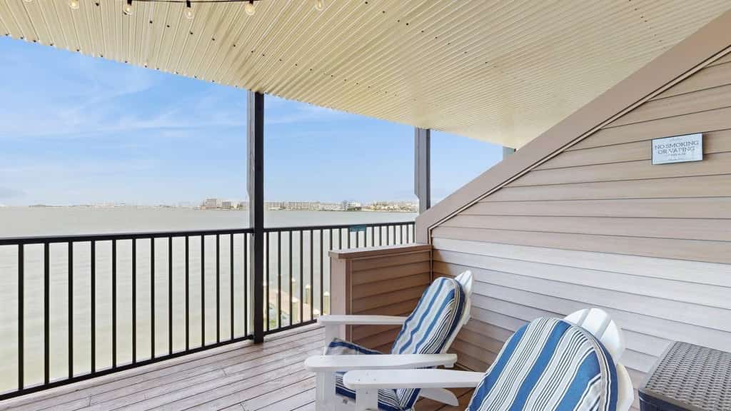Bayfront condo with pool access, washer/dryer, balcony, & central AC
