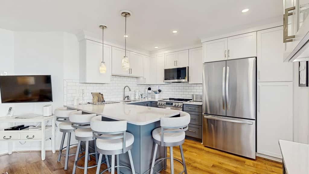 Bayfront condo with pool access, washer/dryer, balcony, & central AC