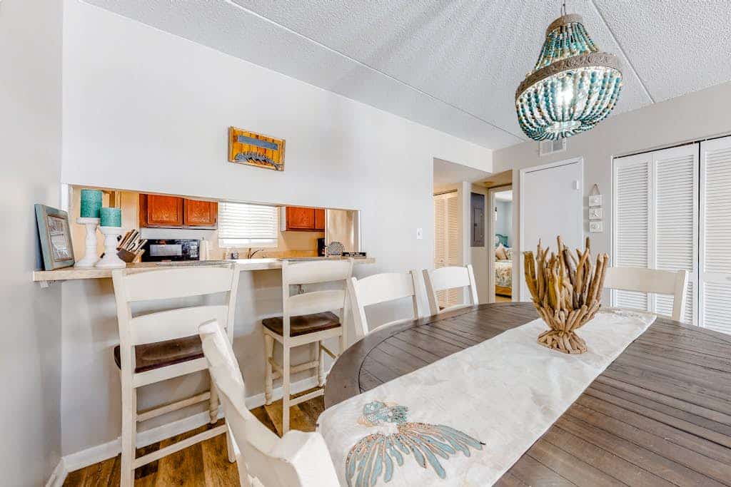 Dreamy coastal condo on the canal with sunset views, private balcony & free WiFi
