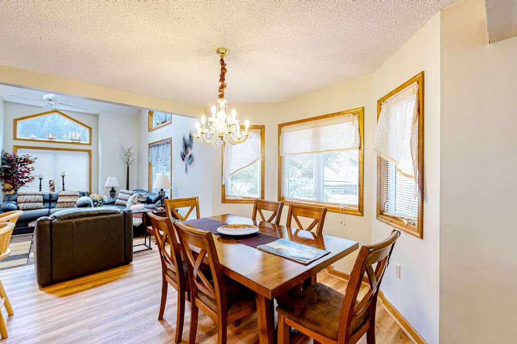 Home with central AC, gas fireplace, washer/dryer, firepit, & shared pools