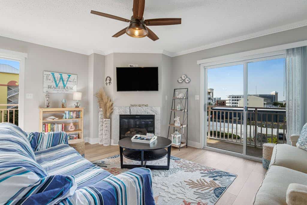 3rd-floor corner condo with amazing ocean views, balcony, rooftop pool, & W/D