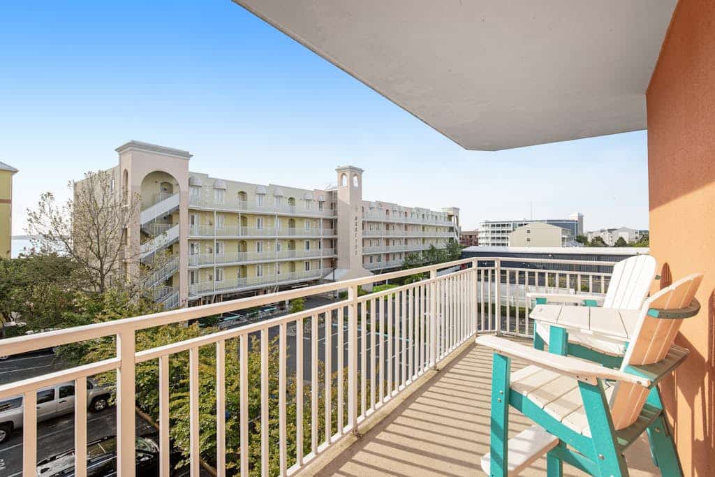 3rd-floor corner condo with amazing ocean views, balcony, rooftop pool, & W/D