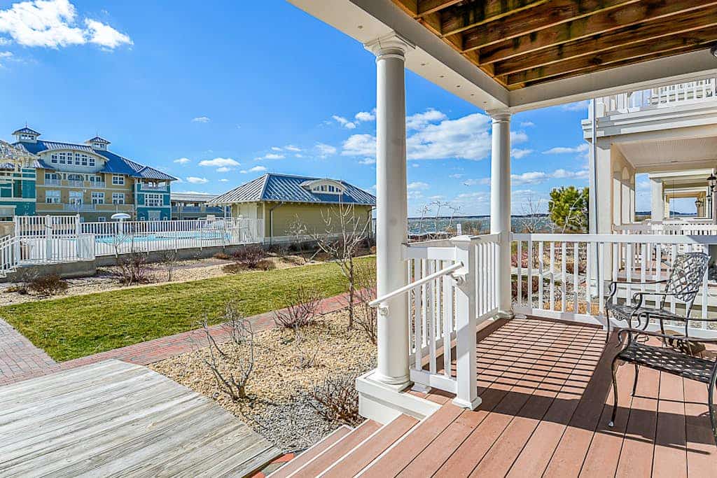 Side-by-side homes with bay views, resort pools, tennis, & gym - near beach