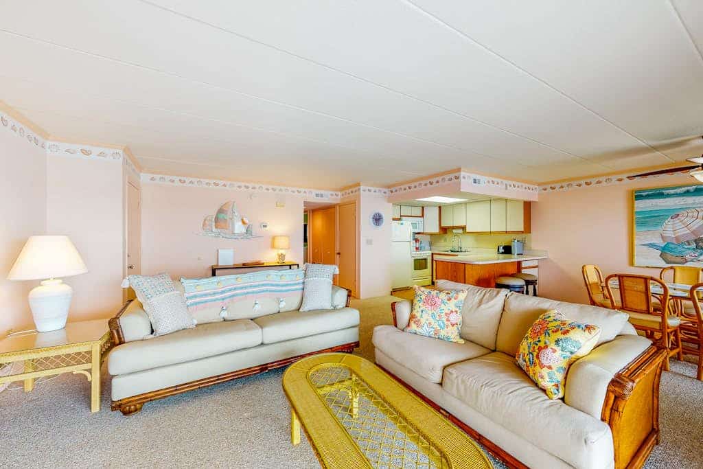 Bay view condo with WiFi, balcony, boardwalk, pool, tennis, & on-site dining