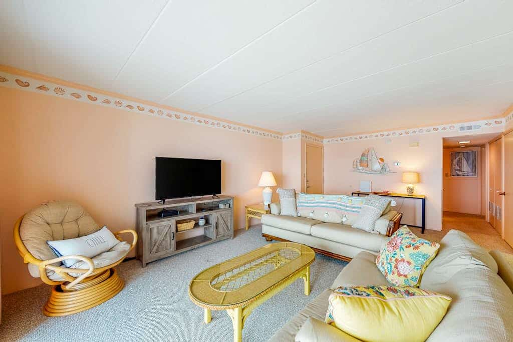 Bay view condo with WiFi, balcony, boardwalk, pool, tennis, & on-site dining
