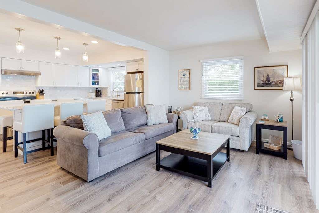 Waterfront oasis with 4 decks, grill, free WiFi, pool access, dock & central AC