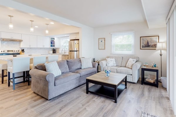 Waterfront oasis with 4 decks, grill, free WiFi, pool access, dock & central AC
