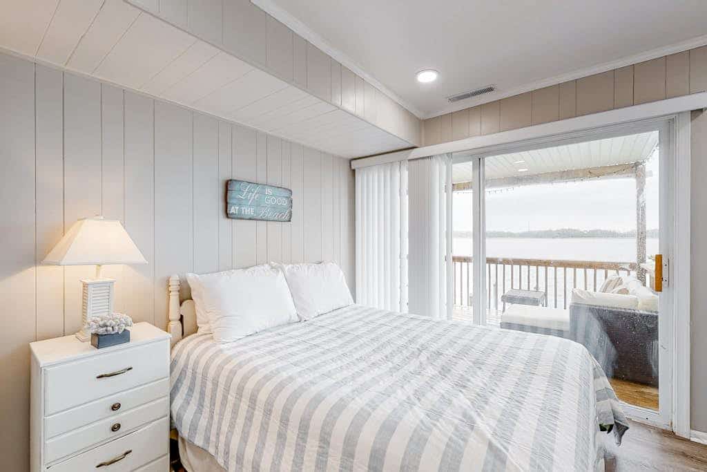 Waterfront oasis with 4 decks, grill, free WiFi, pool access, dock & central AC